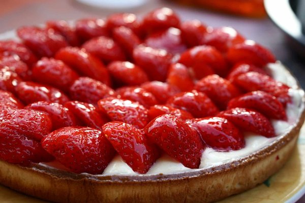 Comment préparer une tarte aux fraises et crème pâtissière pour un dessert estival?